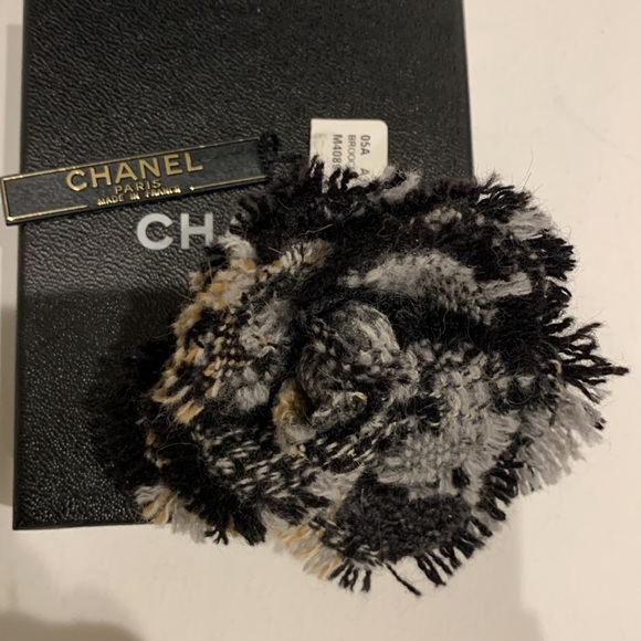 RARE 🦄 CHANEL🖤New Tweed Frayed Fray Raw Edge Camellia Flower Floral Brooch Pin - Picture 9 of 16